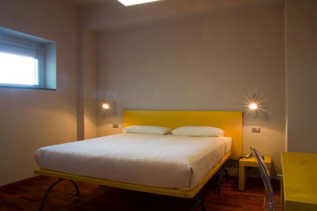 卡迈格拉特罗希拉诺圣洛伦索斯艾柏佳酒店的一间卧室配有一张带两个枕头的床