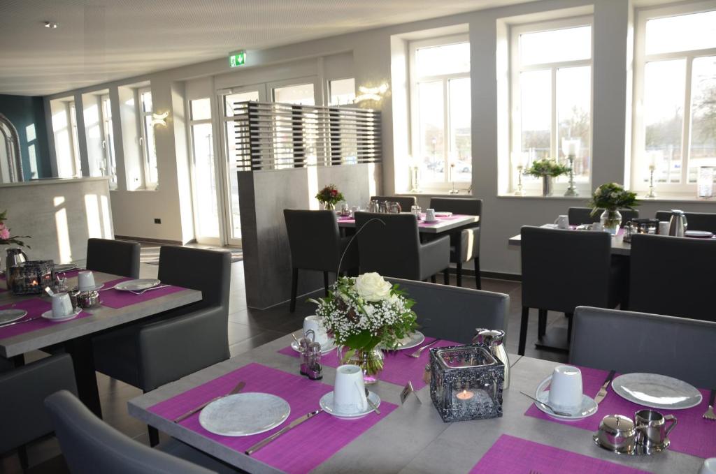 霍鲁梅尔希尔Hotel Garni Nordseejuwel的用餐室配有桌椅和紫色的桌球