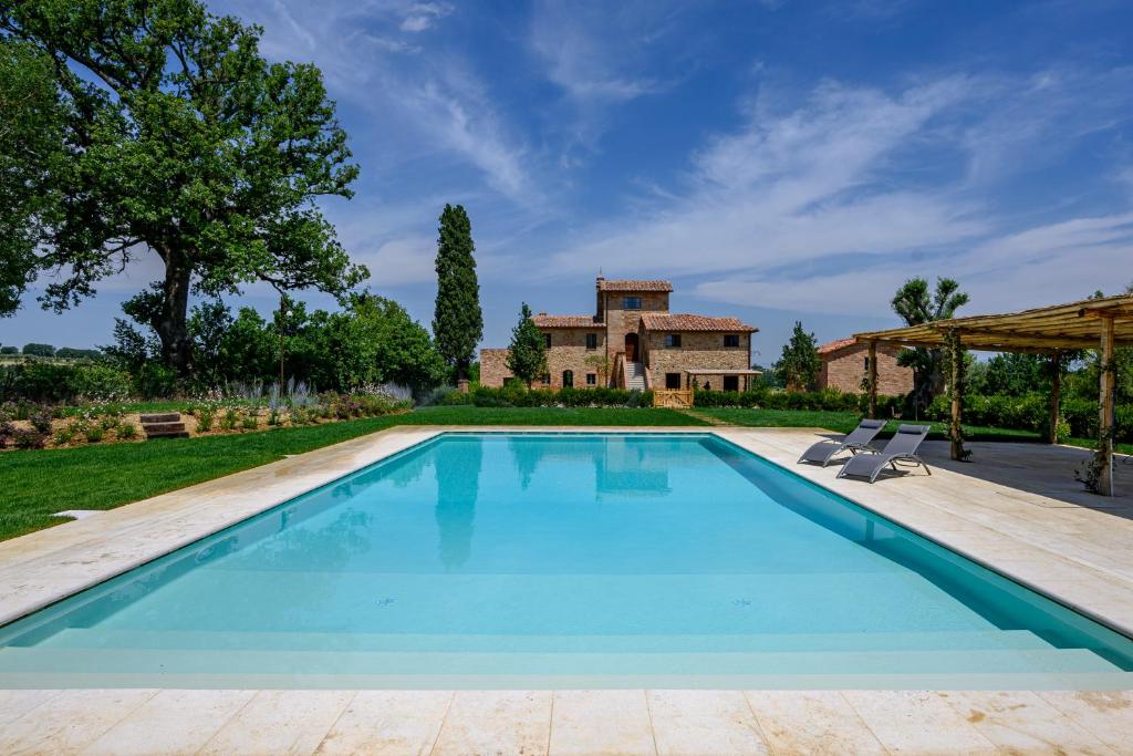 蒙特普齐亚诺Agriturismo Merigge Wellness & Spa Montepulciano的一座房子后院的游泳池