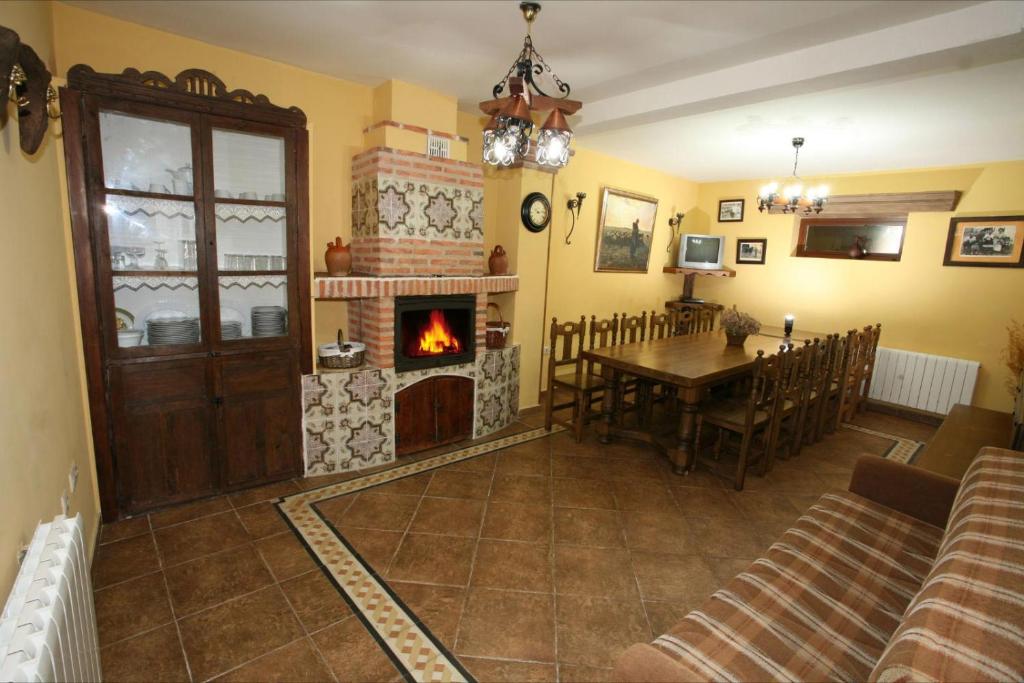 Siete Iglesias de TrabancosCasa Rural Calderón de Medina l, ll y lll的客厅配有桌子和壁炉