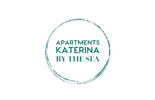 萨米Apartments Katerina by the sea的海旁的“卡特林”字圈