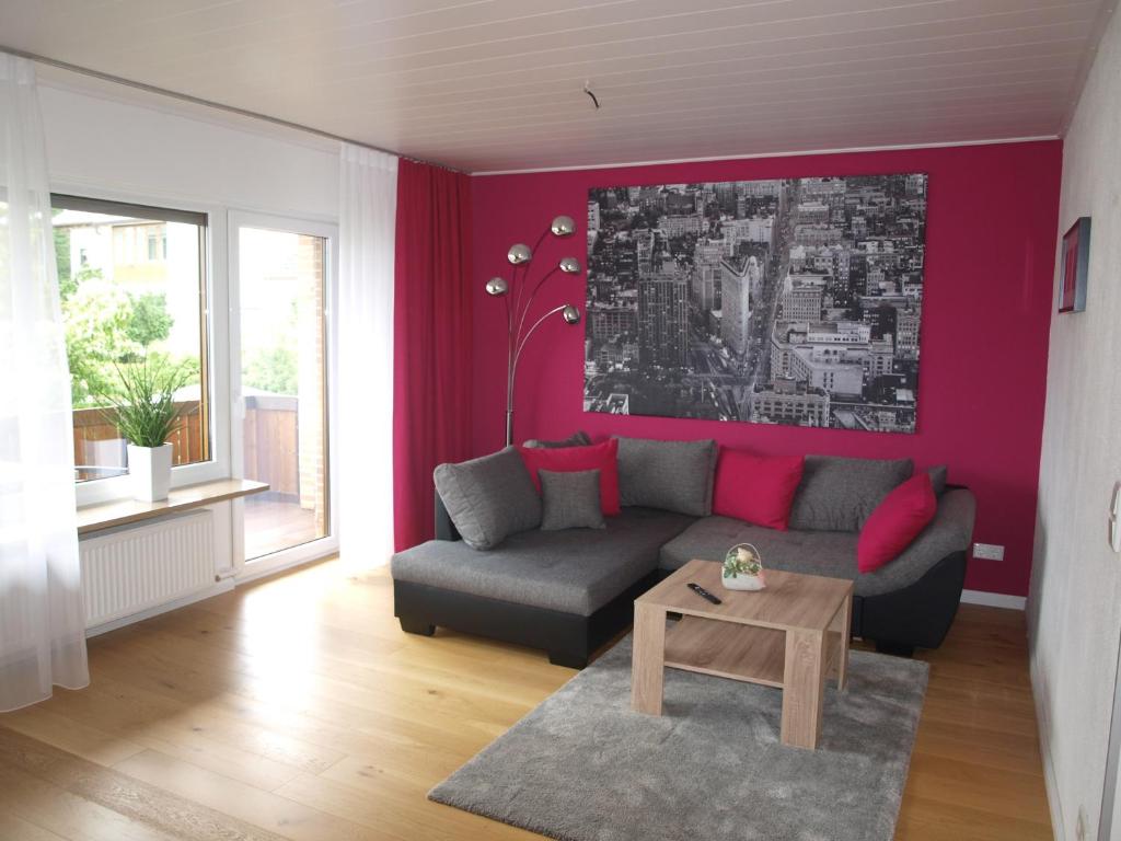 施瓦巴赫SC Apartment - Nürnberg Messe / Fränkisches Seenland的客厅配有沙发和桌子