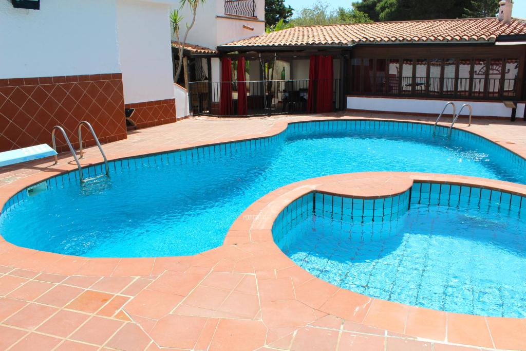 卡里尼Villa Porto Rais的院子里的大型蓝色游泳池