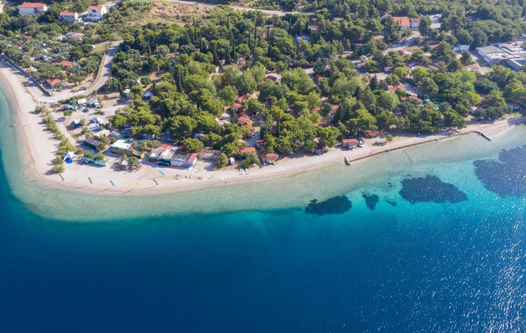 奥瑞比克Mobile Homes Camp Perna - Adriatic Kampovi的海洋岛屿的空中景观