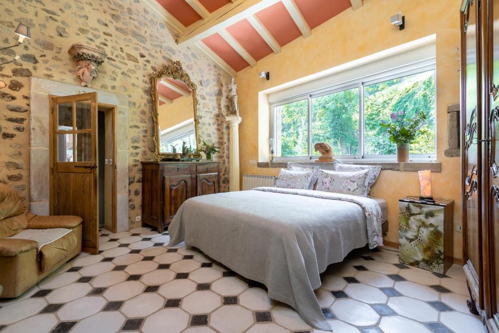 罗纳河畔的图尔农La maison de Raphaël的一间卧室设有一张床和一个大窗户