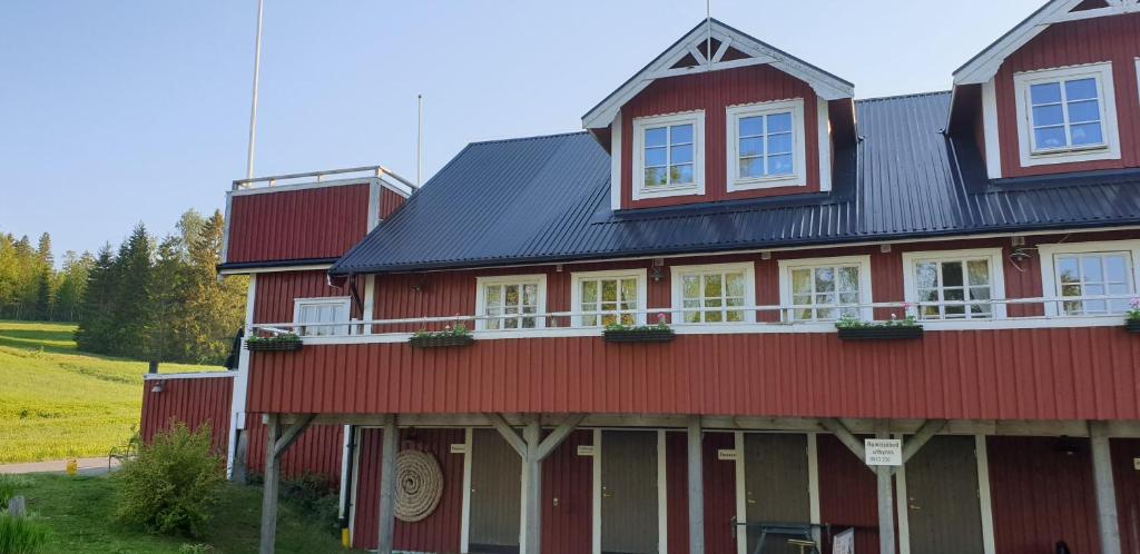 NordingråSkutskepparn Kuststation的黑色屋顶的红色房子