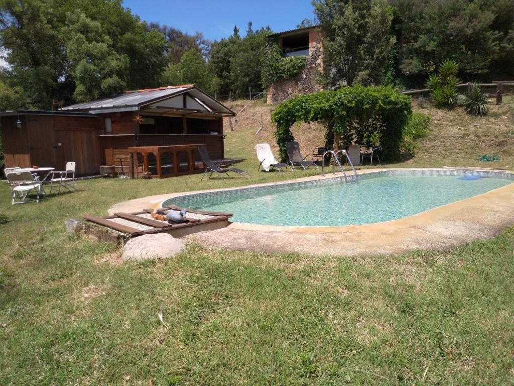瑞达里那Can Masferrer的一座带房子的庭院内的游泳池
