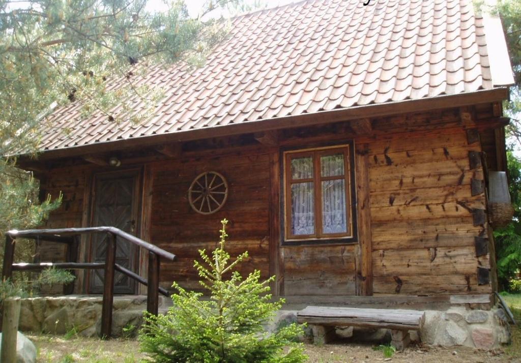 Zyzdrojowy PiecekMazurska Chatka的小木屋设有门廊和窗户