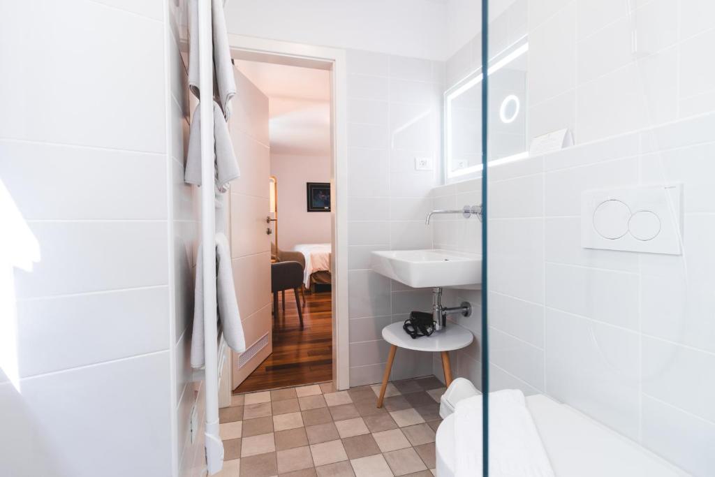 皮兰Second Life in Piran - Hotel Zala Piran的一间带卫生间和水槽的浴室