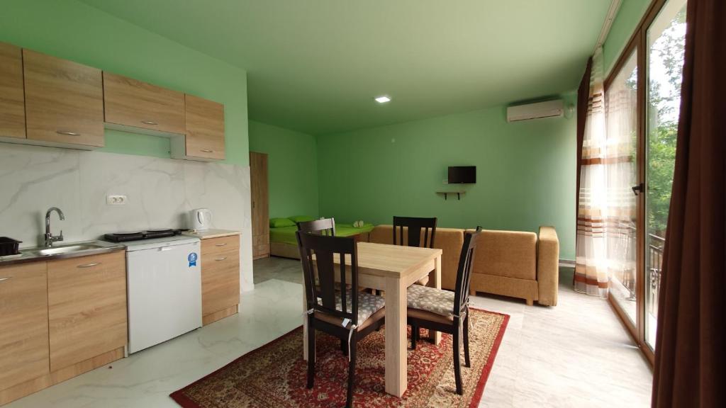 贝西奇Apartment Stanisic的厨房以及带桌椅的用餐室。