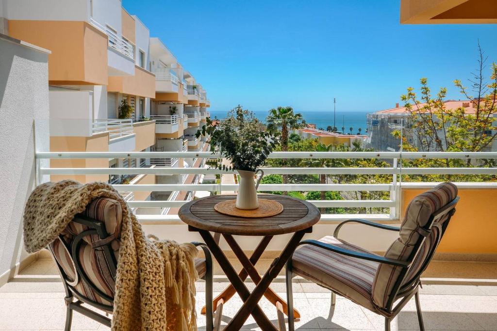 帕雷迪Fantastic Seaside Family Apartment with Pool的海景阳台上的桌椅