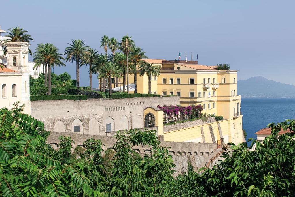 维克艾库塞安久丽列里大酒店的一群棕榈树和海洋的建筑