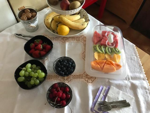 瓦伦纳伊尔博勒蒂诺瓦勒纳住宿加早餐旅馆的桌上放有一碗水果和盘子的食物
