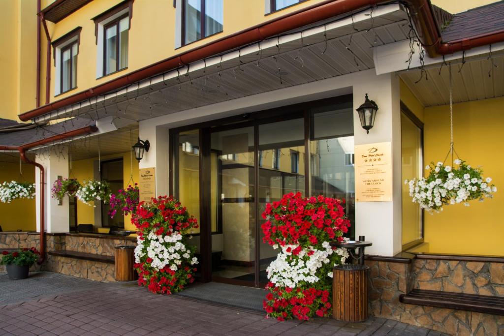 克拉斯诺亚尔斯克多姆经典酒店的前方有鲜花的商店