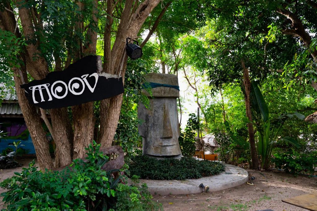 涛岛木府花园旅舍的雕像旁树上挂着的标志