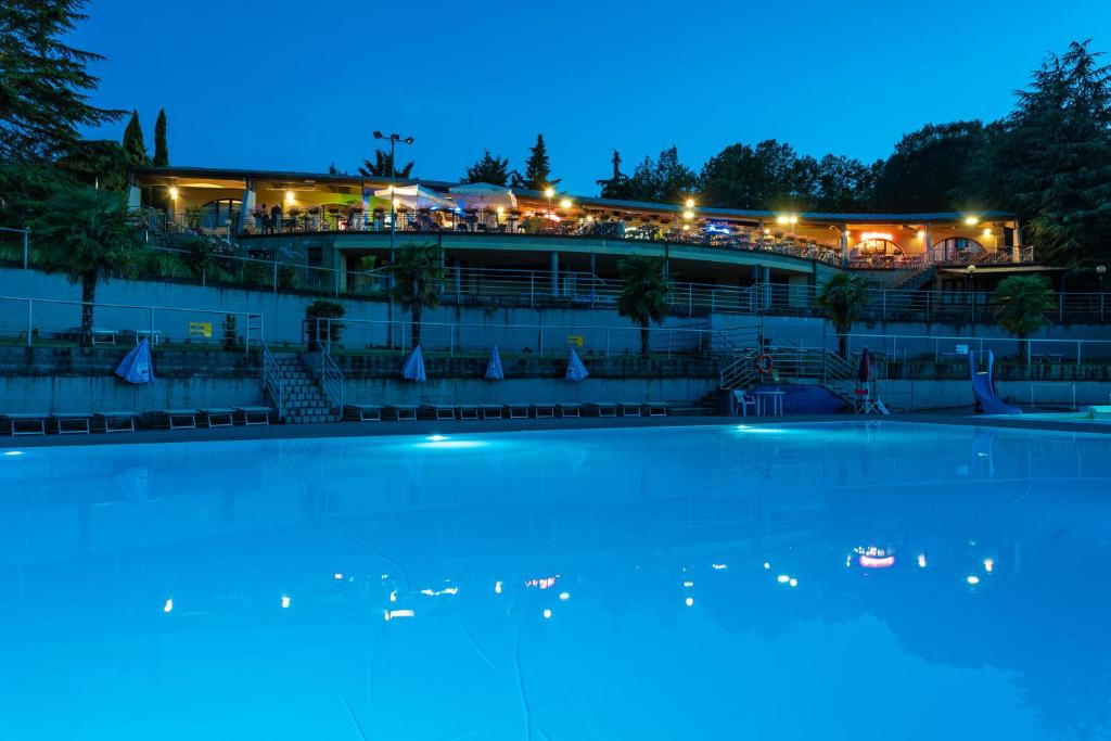 Troghi波杰托露营村的游泳池,后方设有餐厅