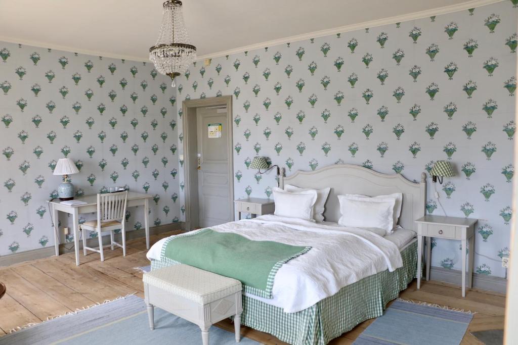 StrömsholmThottska Villan的一间卧室配有一张床、一张桌子和一张书桌