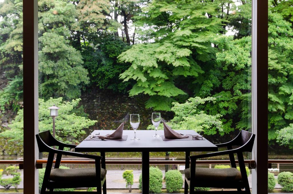 金泽KKR金泽大酒店的一张桌子、两把椅子和两杯酒杯
