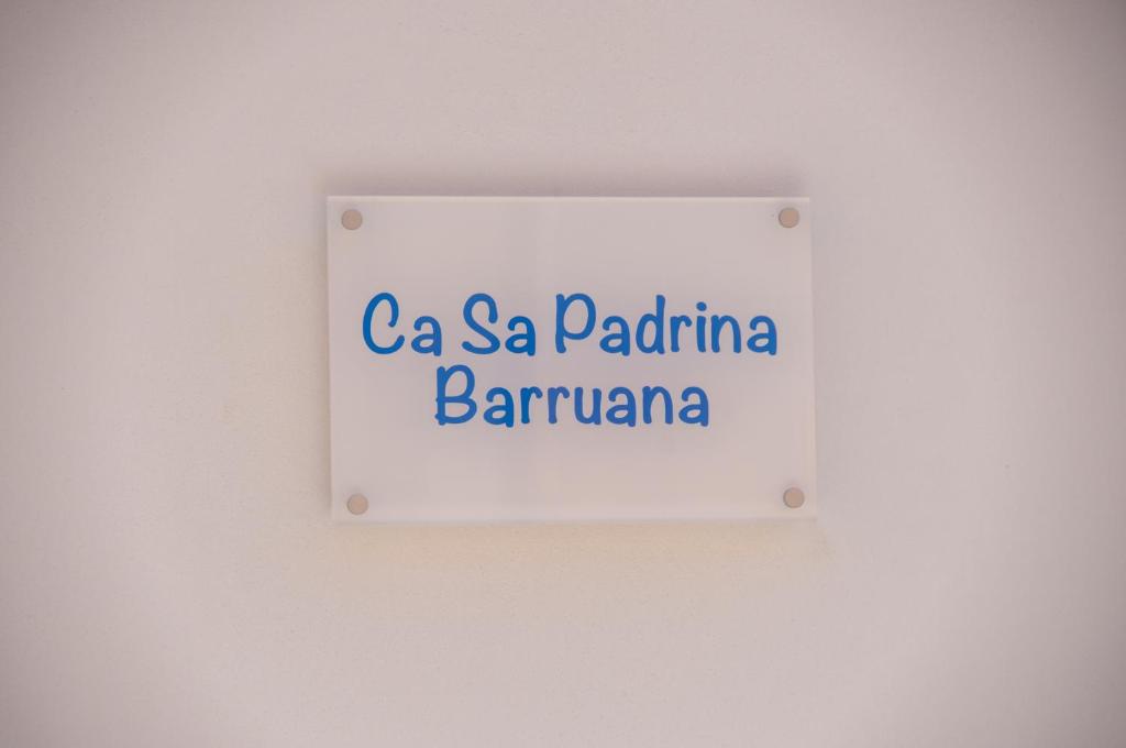 卡拉纳雅达Ca sa Padrina Barruana的墙上的标志,上面写着“拉萨帕拉帕”的字样