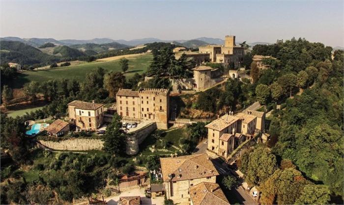 塔皮安诺Antico Borgo Di Tabiano Castello - Relais de Charme的享有村庄的空中景观,村庄内有建筑和树木