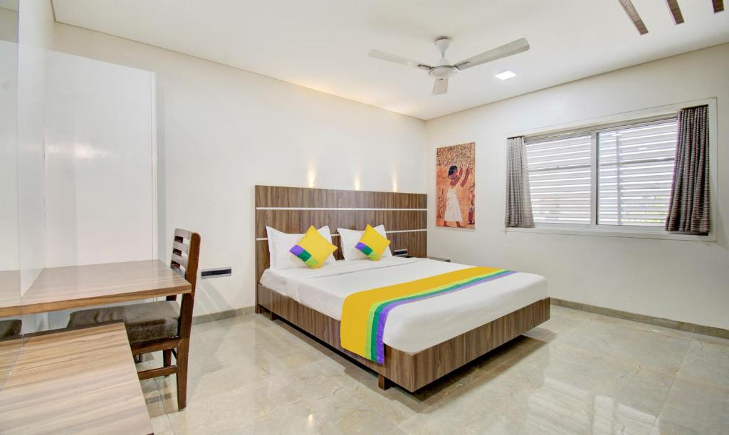 奥兰加巴德Treebo Trend Lalaji's Executive的一间卧室配有一张床和一张书桌
