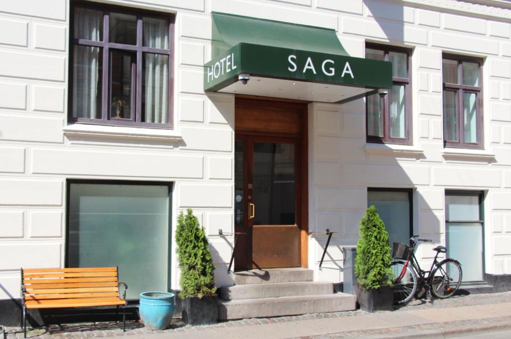 哥本哈根Go Hotel Saga的大楼前有长凳的建筑物