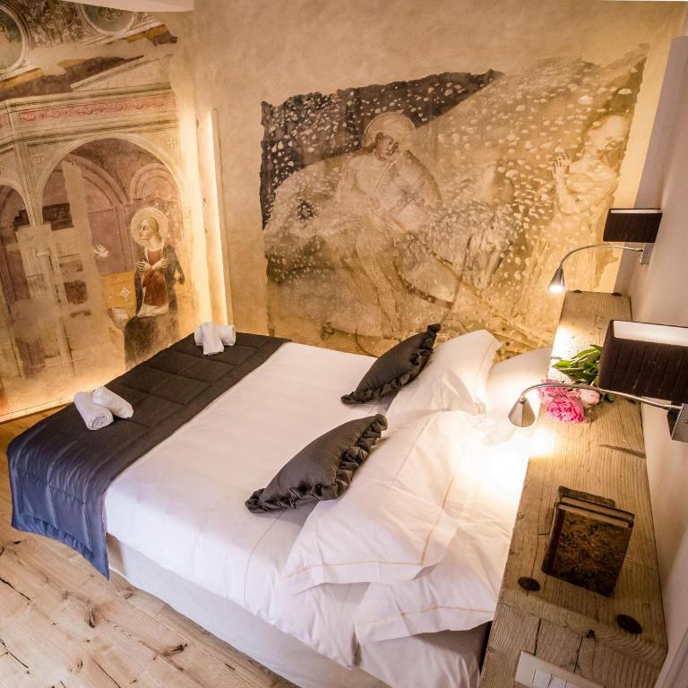 佛罗伦萨San Pier Novello in Oltrarno的一间卧室配有一张壁画床