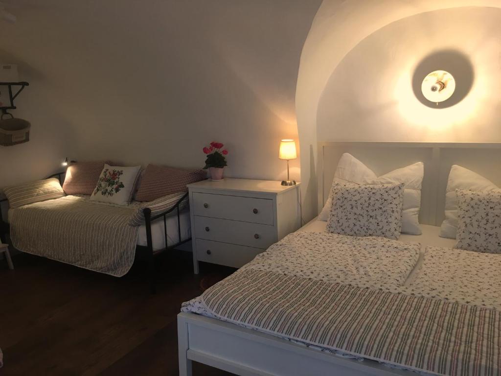 滨湖新锡德尔Ferienwohnungen Neusiedl am See的一间卧室配有一张床、一把椅子和一个梳妆台