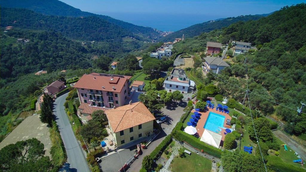 莫内利亚Hotel La Vigna的享有带游泳池的房屋的空中景致