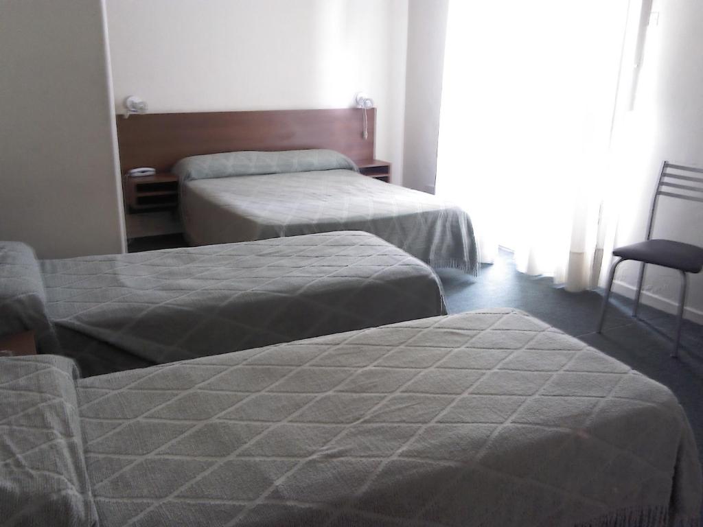 布宜诺斯艾利斯里尔斯普兰迪德酒店的一间卧室设有两张床和窗户。