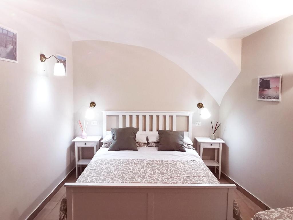 那不勒斯Le case del cavaliere的一间卧室,配有带2个床头柜的床