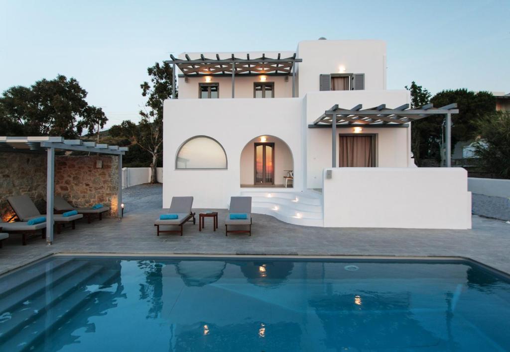 纳克索乔拉Naxos Infinity Villa and Suites的别墅前设有游泳池