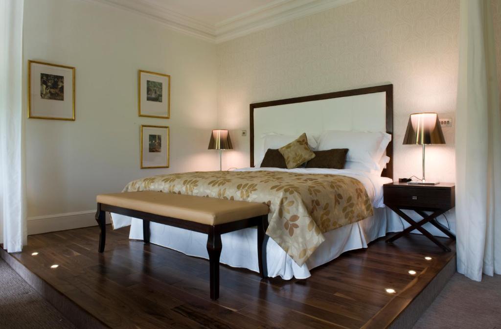爱丁堡21212的一间卧室配有一张大床和两盏灯。