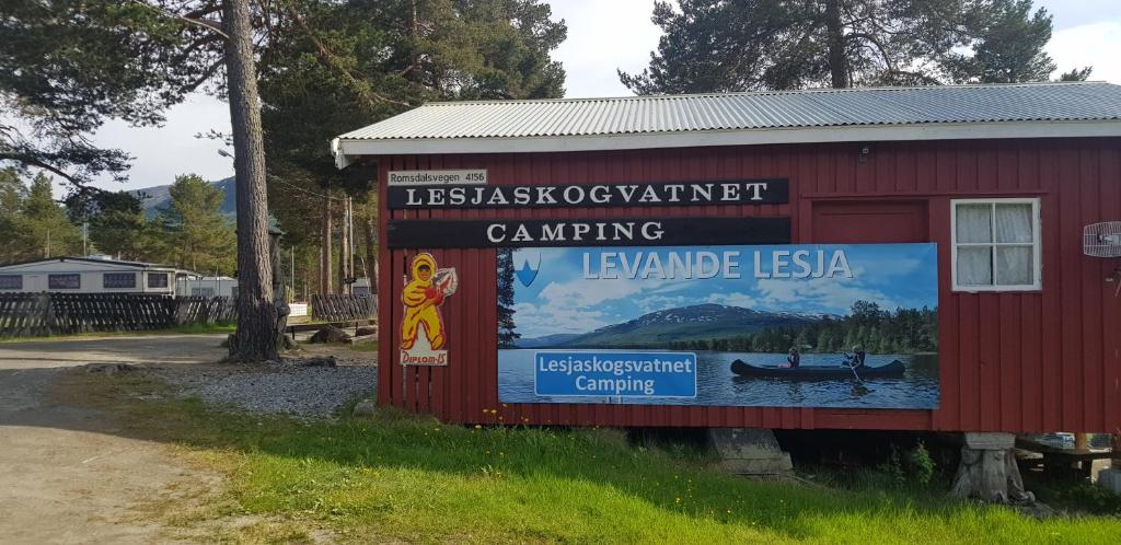 LesjaskogLesjaskogsvatnet Camping的红色建筑一侧的标志