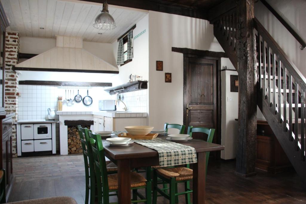 科巴里德Apartma Skednj的厨房配有木桌和绿色椅子