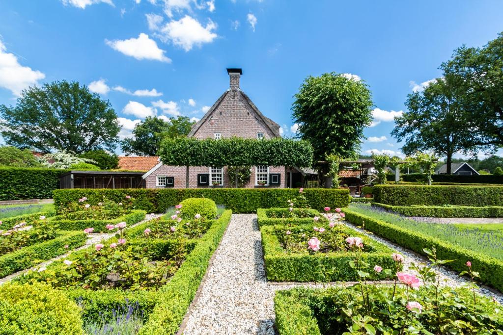 诺格Hoeve de Eshof的一座花园,后面有一座房子