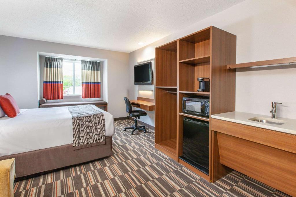 罗宾逊镇匹兹堡机场麦克罗特客栈&套房酒店的酒店客房设有床和水槽