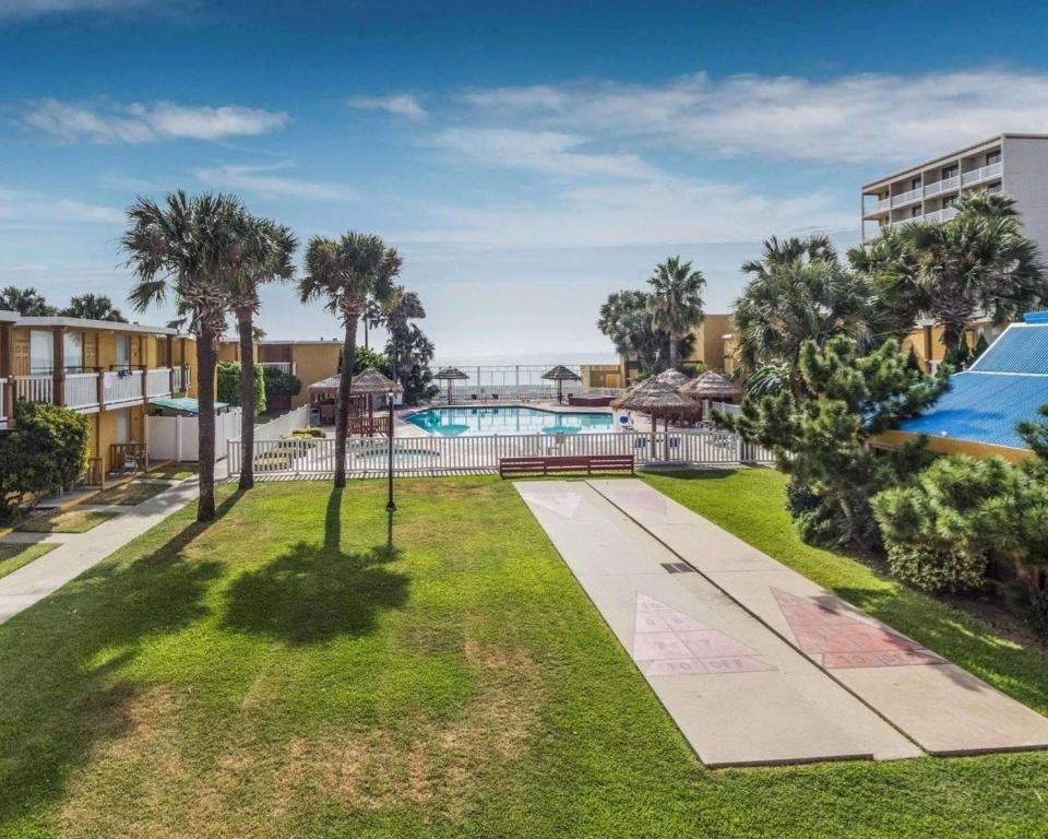 科珀斯克里斯蒂科珀斯克里斯蒂品质酒店及套房的棕榈树度假村游泳池的图片