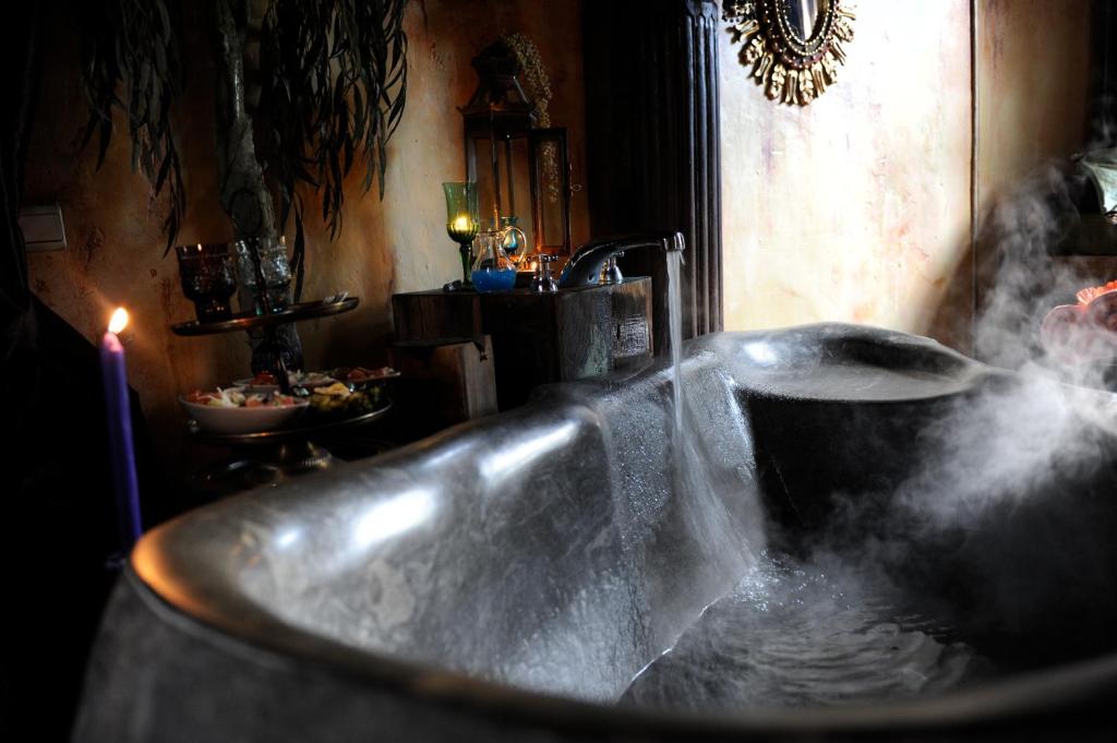 费瑞雷斯昂格庄园住宿加早餐旅馆的浴缸里蒸汽从里面出来