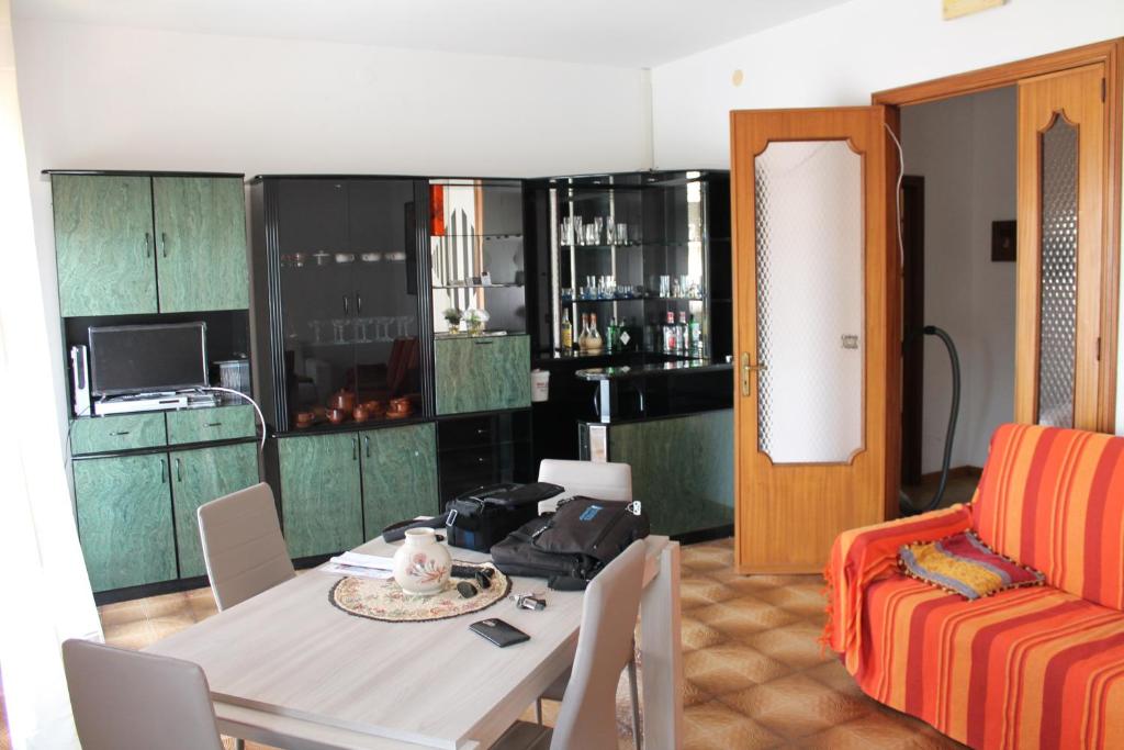 帕拉比塔Appartamento vacanza Salento的客厅配有桌子和沙发