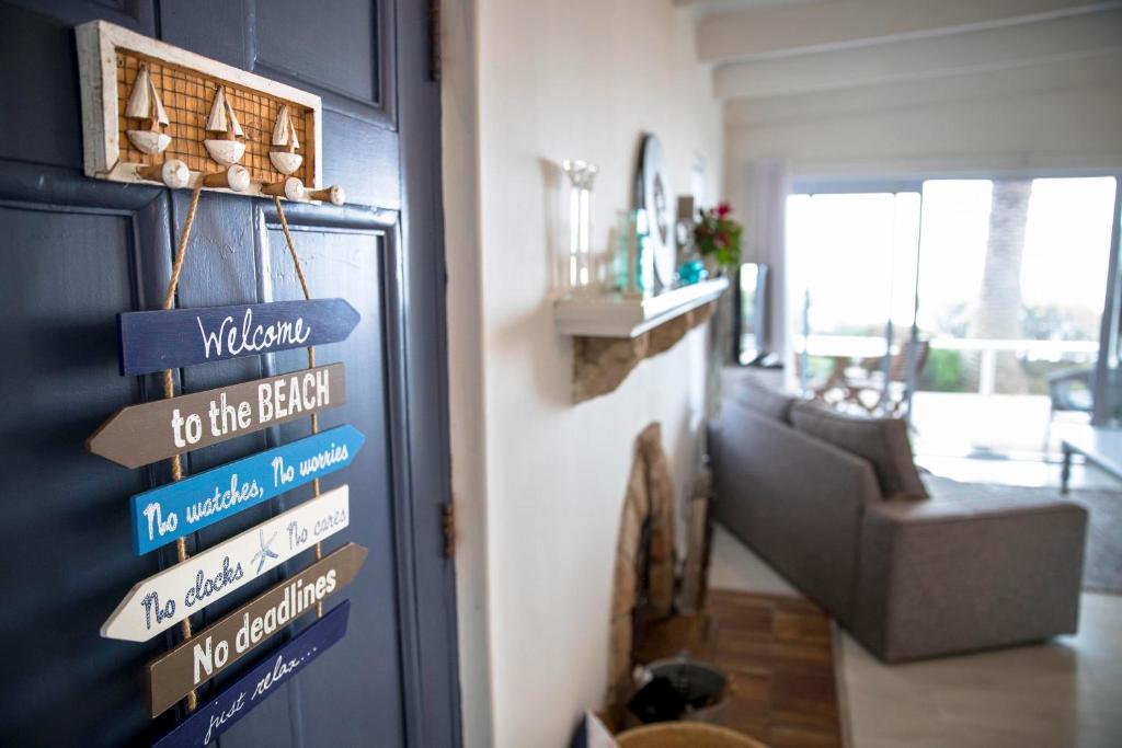 科梅奇Palm Villa Cottage的一间客厅,客厅里设有蓝色门,上面有标志