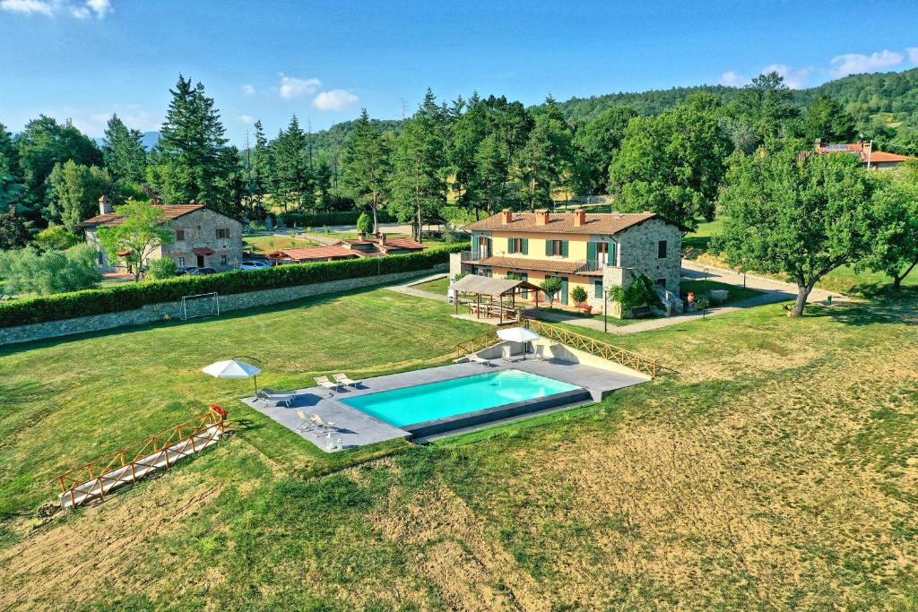 普拉托韦基奥Casale Daniele by PosarelliVillas的享有带游泳池的房屋的空中景致