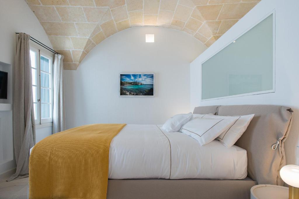 休达德亚Samarés的一间卧室配有一张黄色毯子床