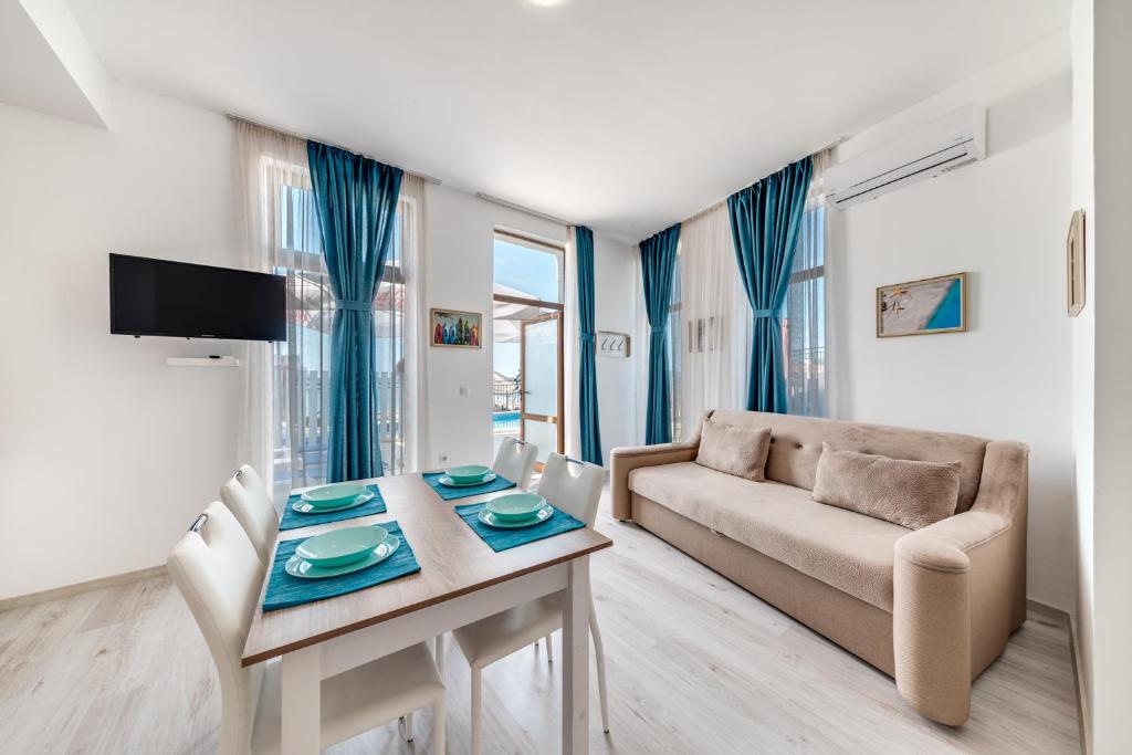 巴尔奇克Balchik Amazing Sea Apartments的客厅配有桌子和沙发