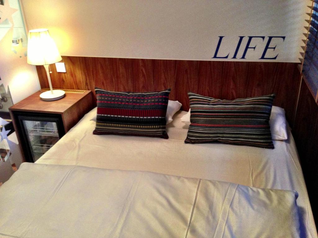 美因河畔法兰克福欧罗巴莱弗酒店的床上有2个枕头和生命标志
