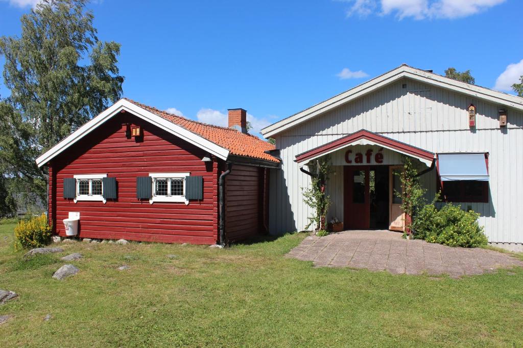 韦斯特罗斯Café Björnen的一间红色和白色的房子,设有车库