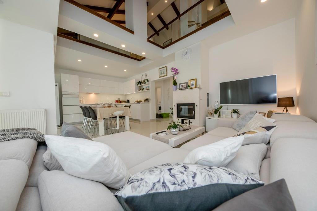 班约勒Villa Bella的客厅配有白色沙发和电视