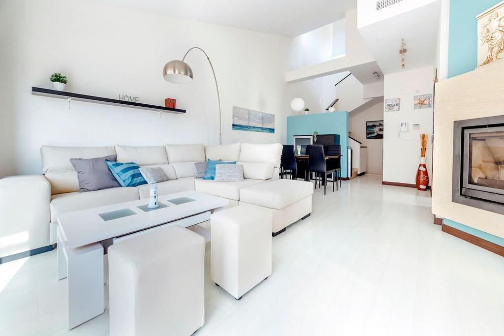 阿尔姆尼卡Cotobro Rental House的客厅配有白色家具和壁炉