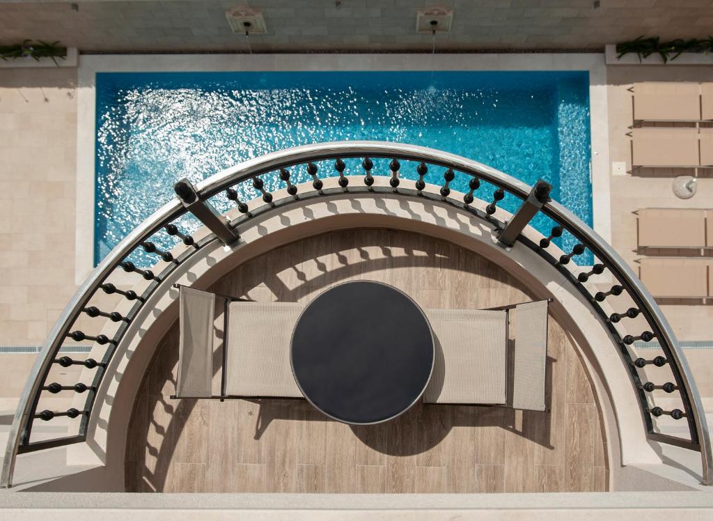 布德瓦Casa Mia的游泳池内螺旋楼梯,带镜子
