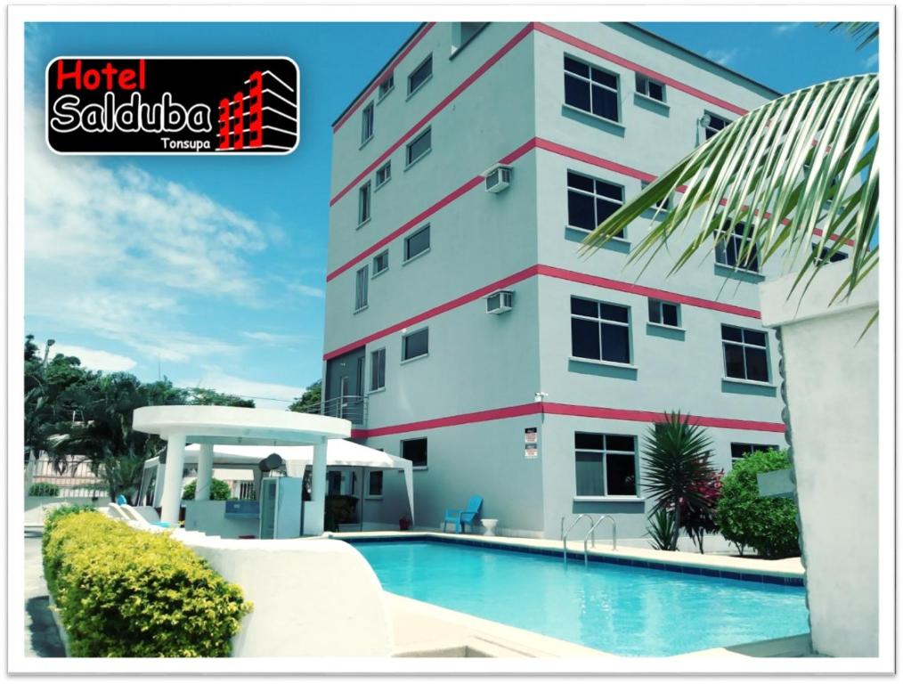 通苏帕Hotel Salduba的大楼前设有游泳池的酒店